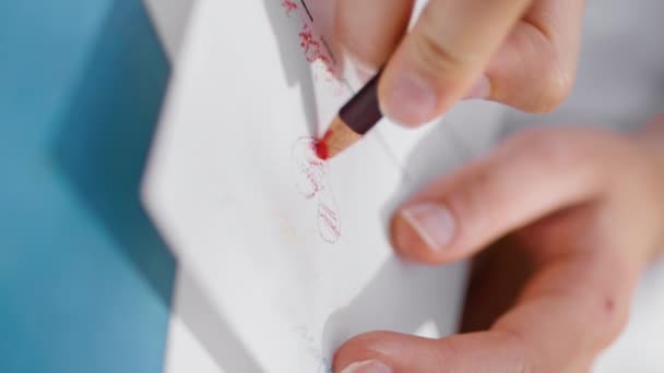 Kunstenaar handen tekening schets op papier bij zonneschijn verticale close-up. Jonge vrouw vingers schilderij met potloden in de zomer plaats. Onherkenbaar meisje geniet van creatieve hobby alleen. Kunstconcept - Video