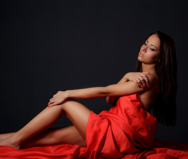 mujer en vestido rojo posando en estudio. - Foto, Imagen