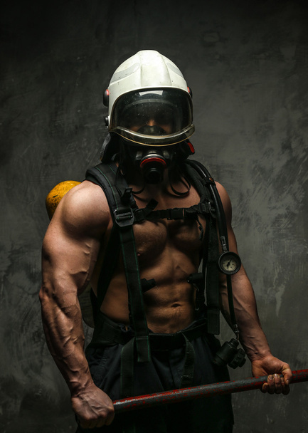 Мышечный пожарный с топором
 - Фото, изображение