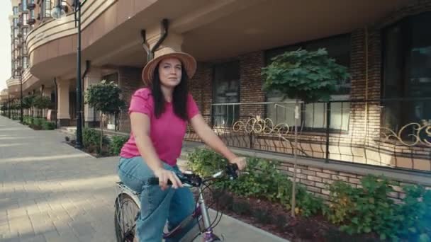 Pedal-Powered City Escapade: Testimoniare il paesaggio urbano attraverso gli occhi di una bella signora. Filmati 4k di alta qualità - Filmati, video