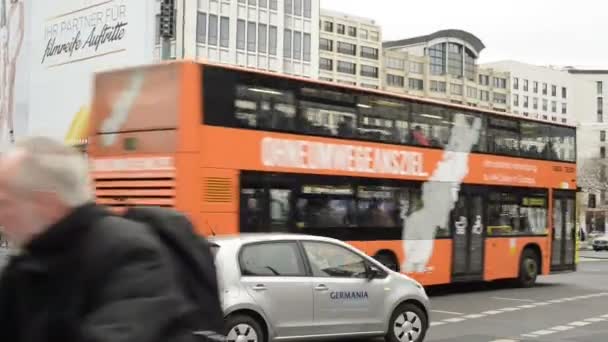 Ihmiset, henkilöautoliikenne Berliinissä Potsdamer Platz tien risteyksessä Leipziger Strasse
. - Materiaali, video