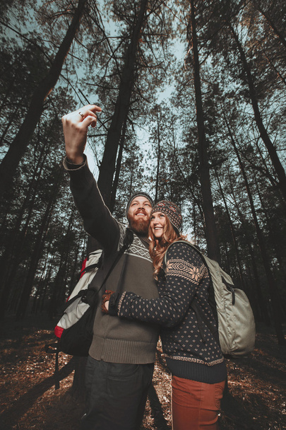 Couple of tourists taking selfie - Fotoğraf, Görsel