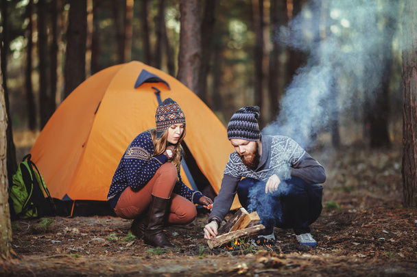 Couple of hikers sitting near the fire - Foto, Imagen