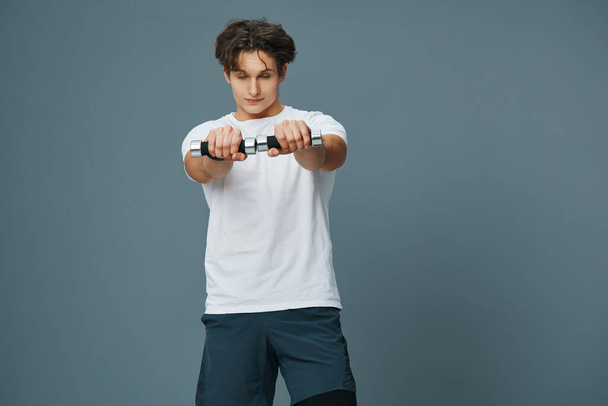 uomo forte muscolare esercizio braccio fitness palestra cura attività peso manubri caucasico sport bicipite sportivo maschio giovane formazione tenuta in forma stile di vita - Foto, immagini