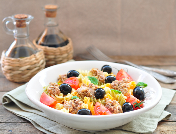 Pasta salad with tuna, cherry tomatoes and olivs - Fotografie, Obrázek