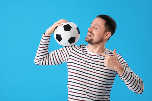 男とともにサッカーボール上の青の背景 - 写真・画像