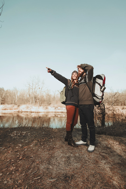 Happy couple standing on the lake shore - Fotografie, Obrázek