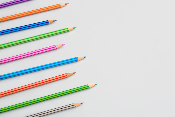 Композиция с различными карандашами на светлом фоне - Фото, изображение
