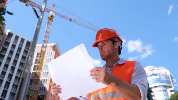 Ispettore edile verifica il disegno e il flusso di lavoro aziendale di nuovi edifici all'aperto. Affari, edilizia, concetto industriale. Rallentatore - Filmati, video