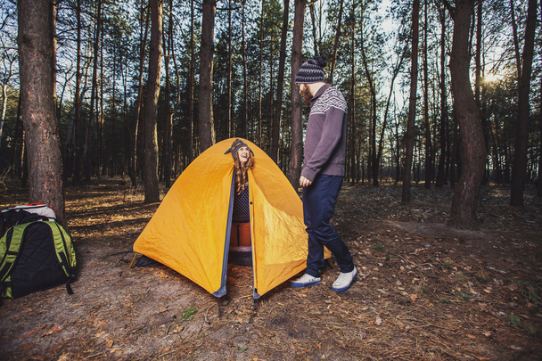 Hikers setting a tent in the wood - Foto, Bild