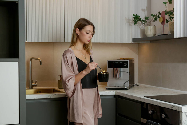 fiatal nő egy csésze teával a konyhában - Fotó, kép