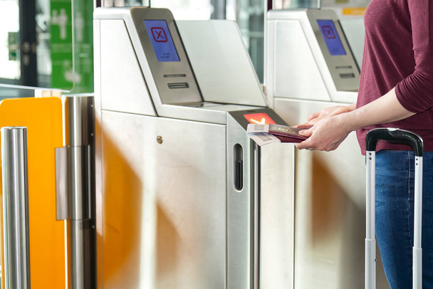 Cestovní pas u automatizované brány na letišti - Cestovní doklady. - Fotografie, Obrázek