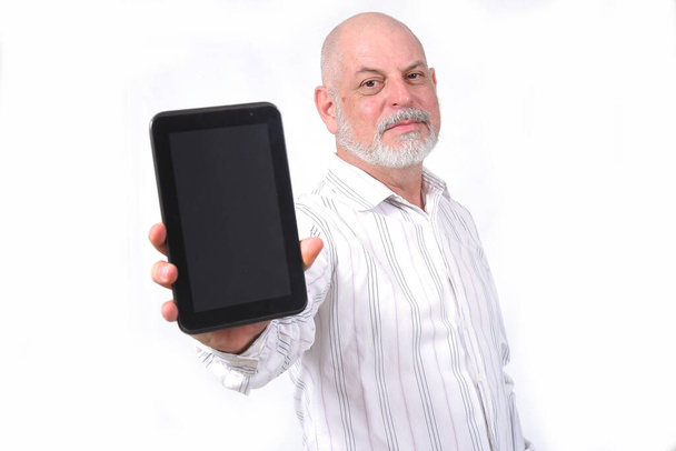 hombre adulto usando "SeniorLife" tableta portátil teléfono celular tecnología de comunicación - Foto, imagen