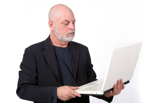 взрослый мужчина с помощью планшетного ноутбука SeniorLife технологии сотовой связи - Фото, изображение