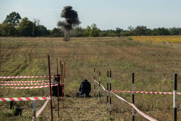 Minenräumer des Staatlichen Notfalldienstes der Ukraine zerstören explosive Objekte im Gebiet Zhytomyr, Ukraine, am 20. September 2023. Hochwertiges Foto - Foto, Bild