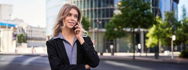 Portrait de femme d'affaires prospère, entreprise PDG marche dans la rue et passe des appels téléphoniques, parler sur smartphone. - Photo, image