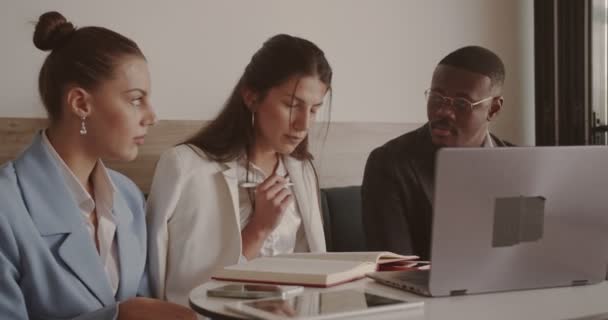Des hommes d'affaires multiraciaux se réunissent au café - Séquence, vidéo