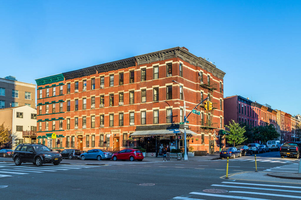 Νέα Υόρκη, ΗΠΑ - 20 Οκτωβρίου 2015: παλιό κτίριο από τούβλα στην οδό Douglass και 4η λεωφόρο στο κέντρο του Μπρούκλιν, Νέα Υόρκη. - Φωτογραφία, εικόνα
