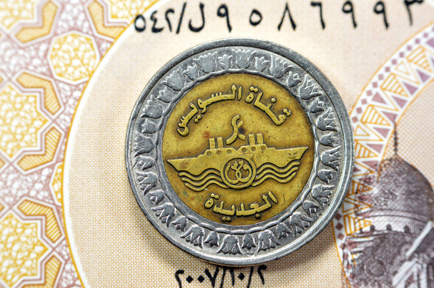 Arapça metnin (Yeni Süveyş Kanalı) çevirisi, Mısır 'daki Süveyş Kanalı' ndan geçen gemilerin sloganı ile, Mısır 'ın Yeni Süveyş kanalı için Mısır 1 pound 1 LE EGP madeni parasıyla - Fotoğraf, Görsel