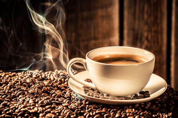 Goûter tasse de café avec des grains torréfiés
 - Photo, image