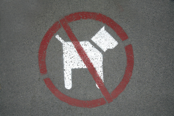 No hay señal de perro. Icono de parada de perro en el parque de la ciudad
 - Foto, imagen