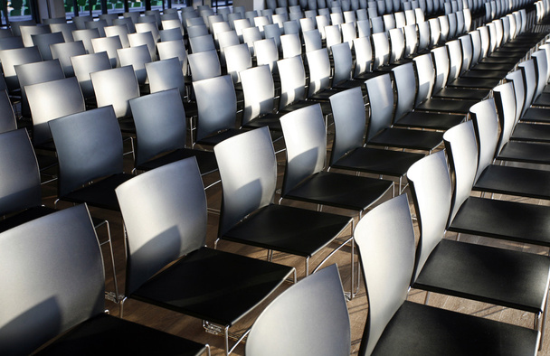 Tyhjien tuolien rivit, jotka on valmistettu sisätilaisuuteen
 - Valokuva, kuva