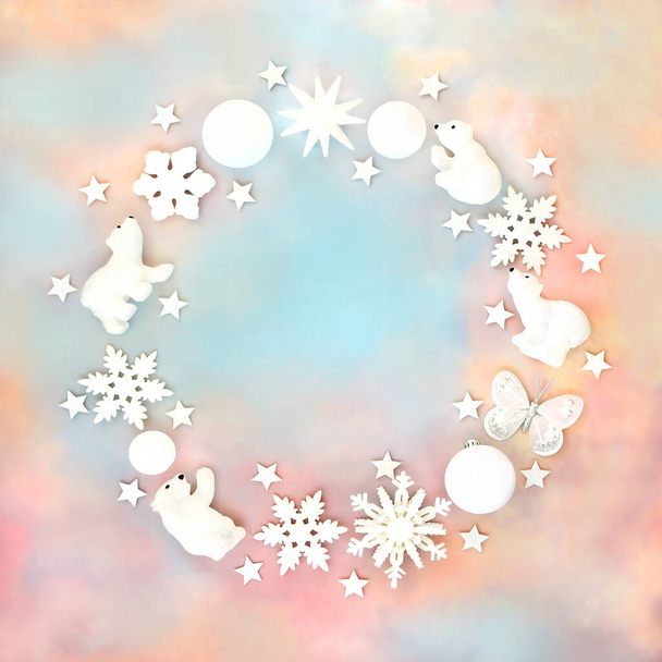 Noël pôle nord abstrait décoration de couronne de boule blanche. Conception festive sur fond nuage ciel arc-en-ciel pour carte de vœux, étiquette cadeau, invitation. - Photo, image