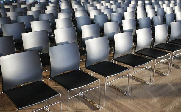 Reihen leerer Stühle für ein Indoor-Event vorbereitet - Foto, Bild