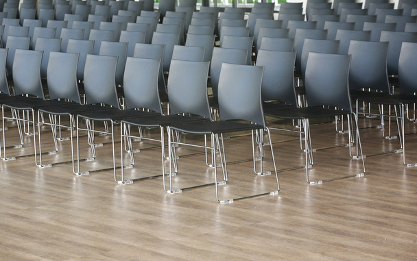 Нескінченні ряди стільців в сучасному конференц залі
  - Фото, зображення