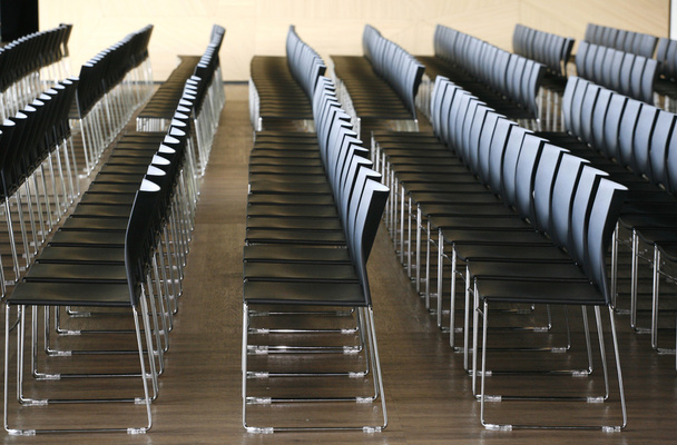 Ряды пустых стульев, подготовленных для закрытого мероприятия
 - Фото, изображение