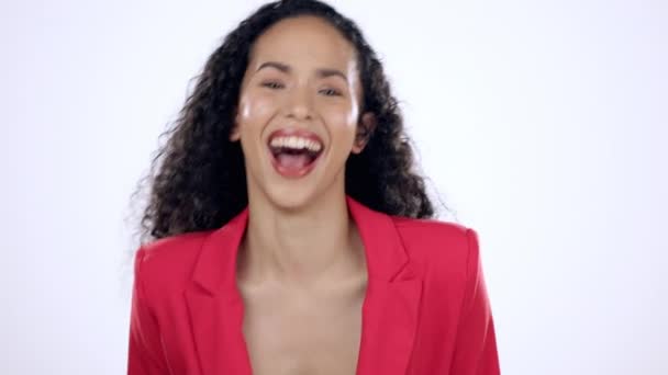 Business nainen, kasvot ja nauraa muotokuva studiossa motivaatiota, hauska ajattelutapa tai onnea. Onnellinen latino yrittäjä valkoisella taustalla yritysten vaatteita, luottamusta ja. - Materiaali, video