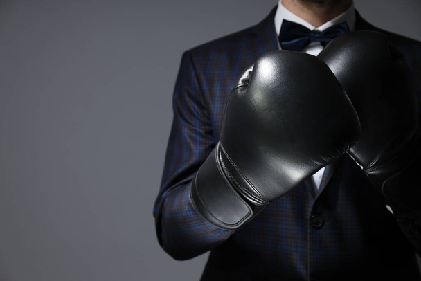 Un hombre con traje y guantes de boxeo - Foto, Imagen