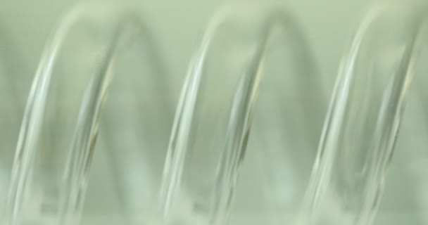 Tube en verre vide en spirale en laboratoire. Équipement de verre de laboratoire - Séquence, vidéo