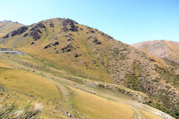 Άποψη του περάσματος Too-Ashuu κοντά στο Bishkek, Κιργιστάν, Κεντρική Ασία - Φωτογραφία, εικόνα