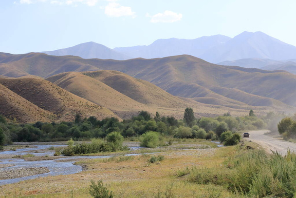 пейзаж на річці Кальдаман перевал між Арсланбобом і Казарманом в Киргизстані, Центральна Азія - Фото, зображення