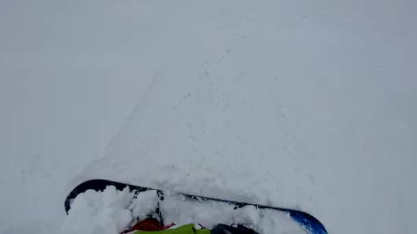 pov de snowboarder en polvo nieve estación de esquí copiar espacio - Imágenes, Vídeo