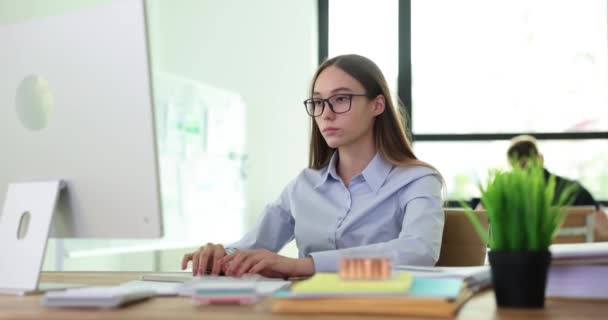 İş kadını stajyer öğrenci ofis masasında. Faturası ödenebilir ya da hatasından etkilenmiş bilgisayarla. Çevrimiçi ilişkiyi gözler önüne sermek veya e-posta ile şok etmek - Video, Çekim