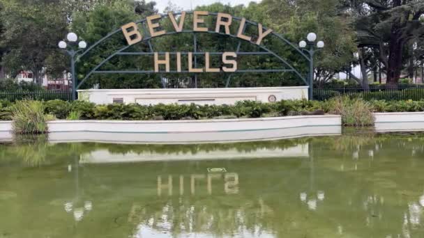 Het beroemde Beverly Hills bord in de Amerikaanse stad Los Angeles in de Verenigde Staten van Amerika, is een zeer drukke en bekende plek voor toeristen. - Video