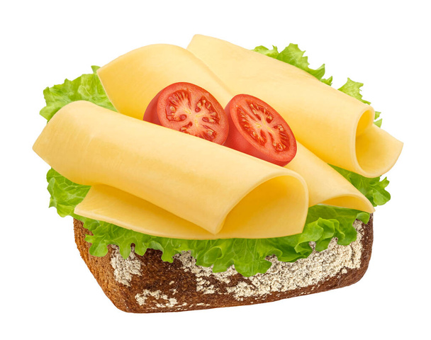 Rebanadas de Gouda sobre pan de centeno, sándwich de queso con hojas de ensalada aisladas sobre fondo blanco, profundidad completa de campo - Foto, Imagen