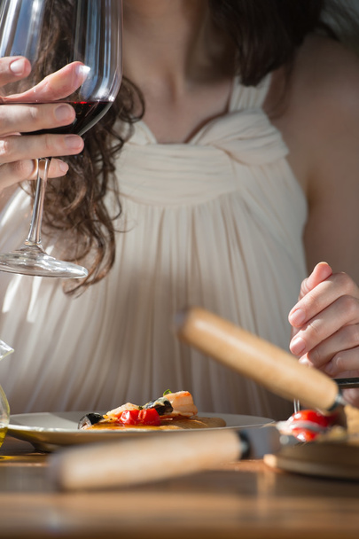 Vrouw pizza eten en drinken van wijn - Foto, afbeelding