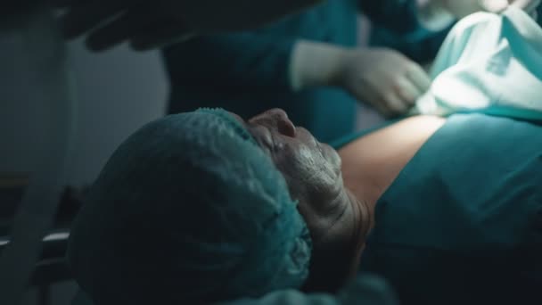 Halott beteg sebész orvos eltakarja arc az ágyon kész műtét sürgősségi kórházban, műtét sikertelen koncepció - Felvétel, videó