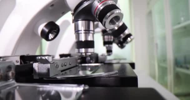 Багато мікроскопів на столі в хімічній лабораторії крупним планом. Наукова та охорона здоров'я - Кадри, відео