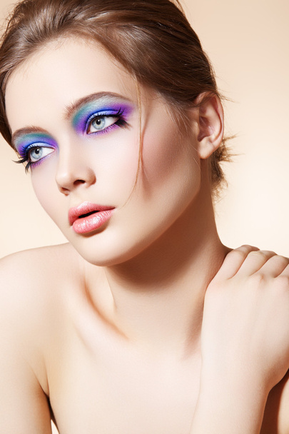 Beautiful woman model with bright fashion make-up, simple hairstyle - Fotoğraf, Görsel