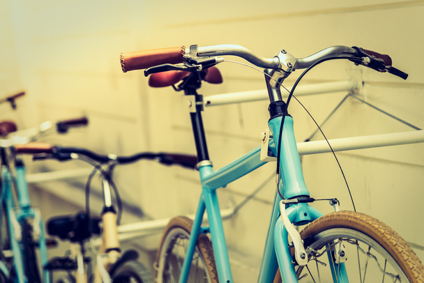 Вінтажні велосипеди в магазині
 - Фото, зображення