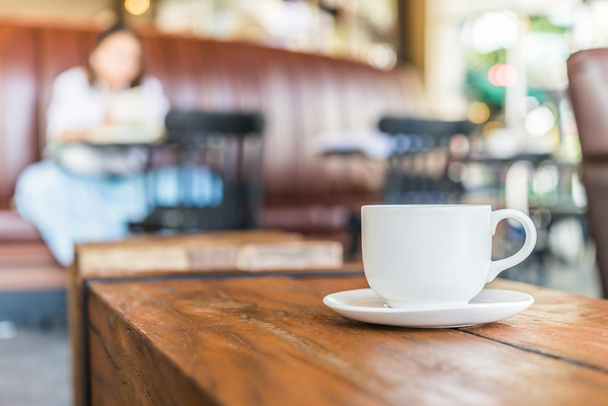 Tasse à café sur table en bois - Photo, image