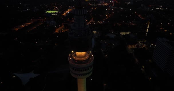 Zamknij widok na wieżę telewizyjną w Dortmundzie, Florian Tower Florianturm w nocy. Widok drona z powietrza. - Materiał filmowy, wideo