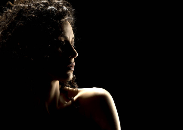 Karanlık Stüdyo Arkaplanındaki Şehvetli Profil Silueti Portresi - Fotoğraf, Görsel