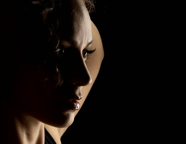Αισθησιακό προφίλ Σιλουέτα Πορτρέτο σε σκούρο φόντο στούντιο - Φωτογραφία, εικόνα