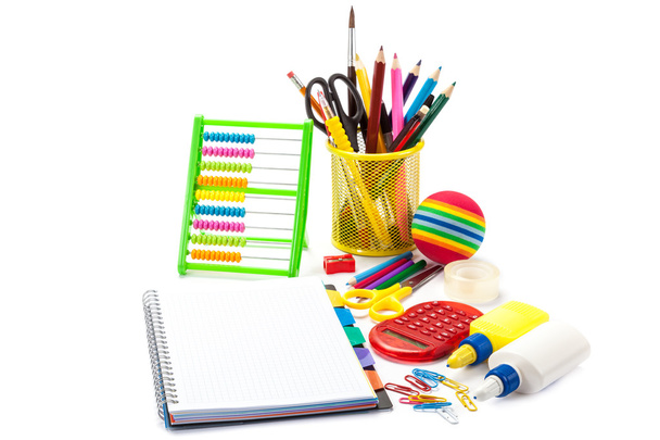 Briefpapier en school supplies geïsoleerd op witte achtergrond. - Foto, afbeelding