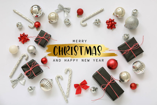 Όμορφη ευχετήρια κάρτα για τα Χριστούγεννα και το Νέο Έτος με δώρα και διακοσμήσεις σε λευκό φόντο - Φωτογραφία, εικόνα
